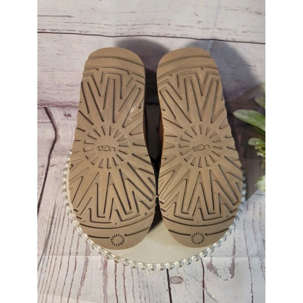 UGG Women's Neumel Tan Suede Lace-Up Shearling Chukka Boots 1094269 Size 6